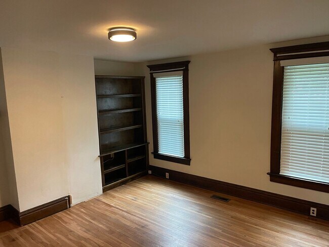 Foto del edificio - Single Family home, 2 bedrooms, 2 bathrooms, central air..
