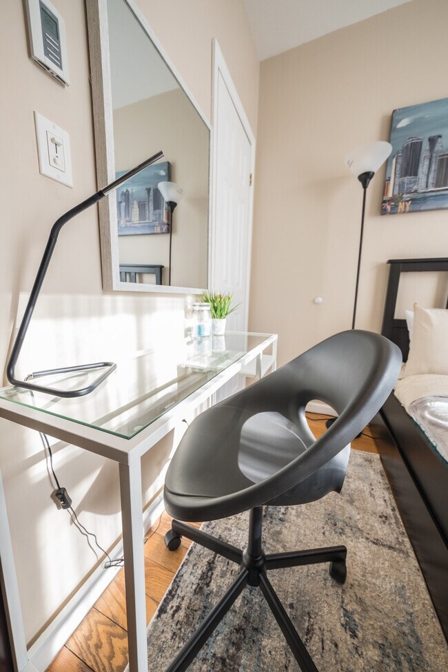 Building Photo - 5 W 101st St