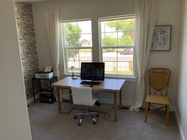 Foto del edificio - 8380 Lakeshore Dr