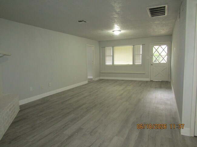 Building Photo - 1202 NW Lake Ave