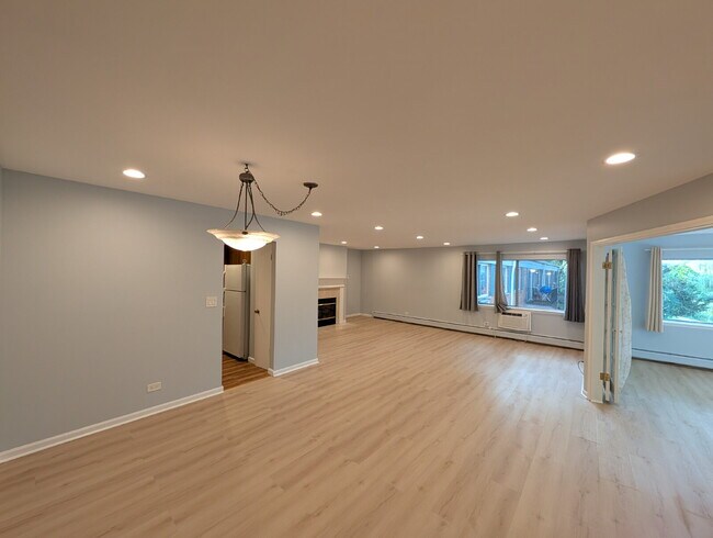 Foto del edificio - 2BR/2BA Condo – In-Unit Laundry, Fireplace & Parking