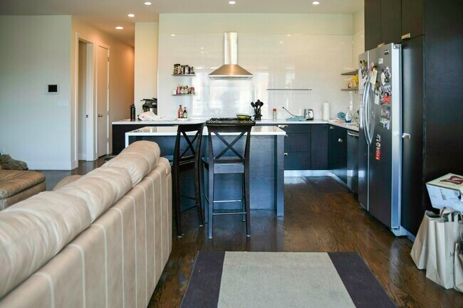 Foto del edificio - 2127 W Division St