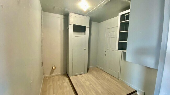 Foto del edificio - Handyman Special “You fix, you SAVE BIG!!”...