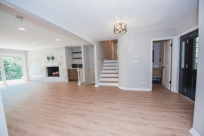 Building Photo - 1545 W Spruce Ct
