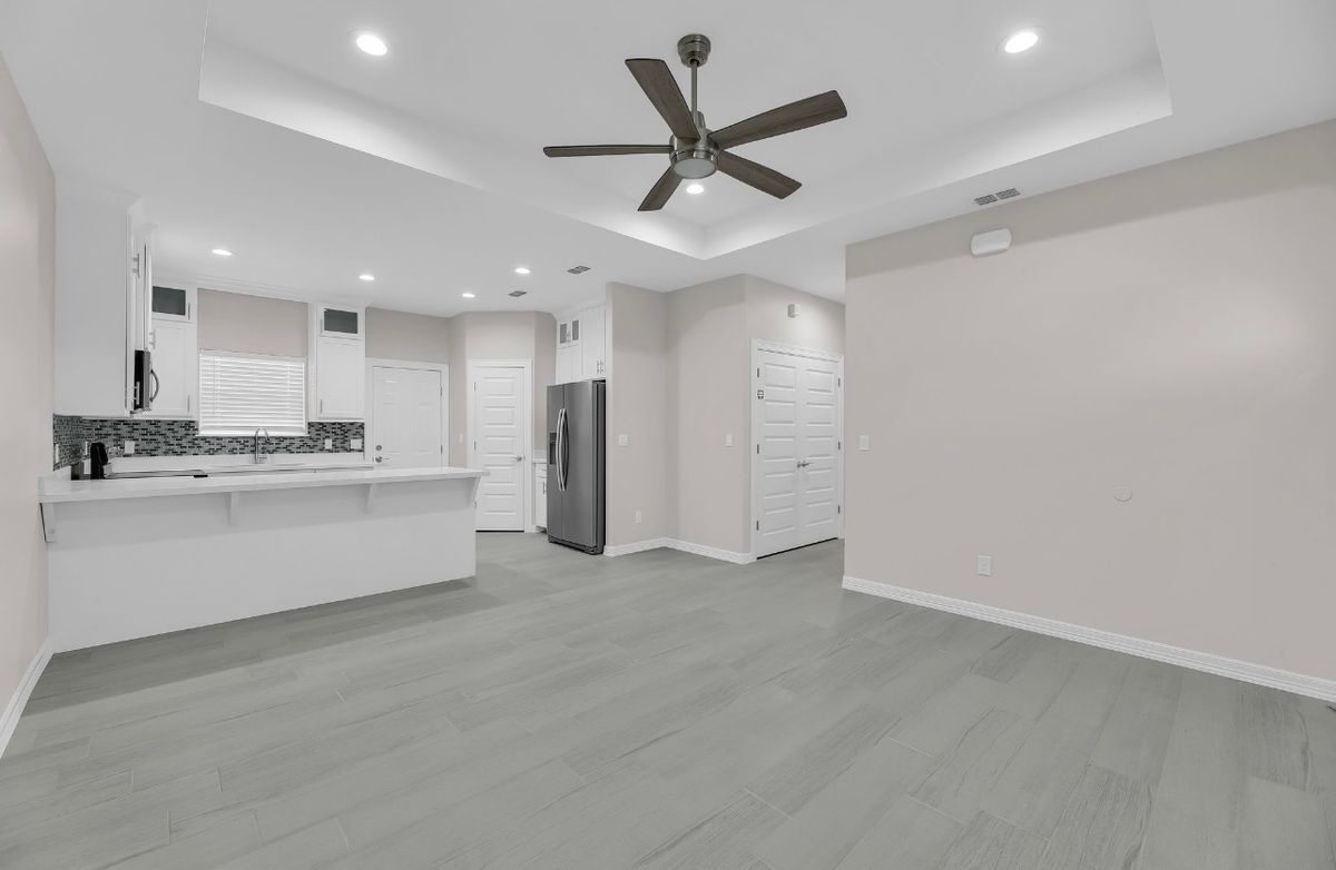 Building Photo - 1631 Playa Dr