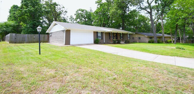 Building Photo - Gorgeous 3-Bed 2- Bath on a Corner Lot with Privacy Fence in Tyler!