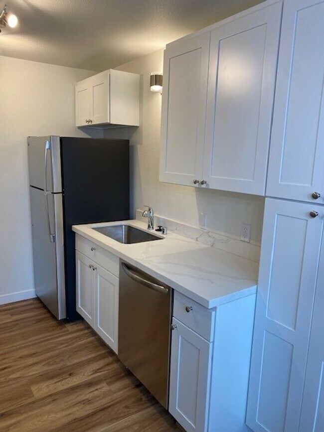 Building Photo - Updated 2bed/1bath Apartment in Prime Redmond Location!