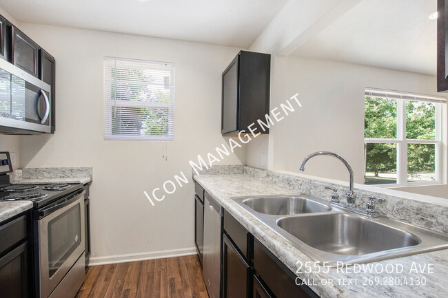 Foto del edificio - 2555 Redwood Ave