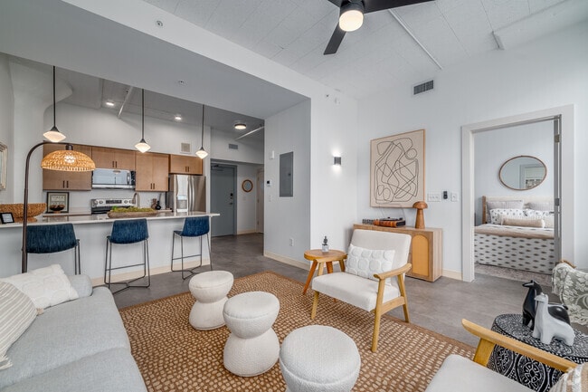 1 habitación, 1 baño - 691 pies cuadrados - Estilo A - Sala de estar - Life At Agora