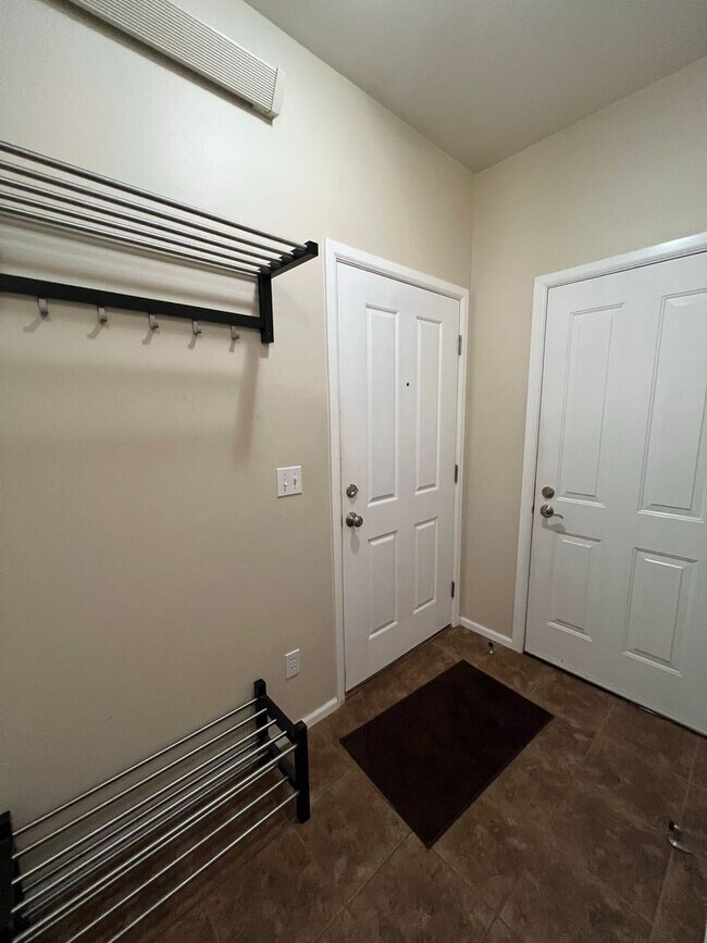 Building Photo - 2 Bedroom 1.75 Bathroom Condo in North Bellingham