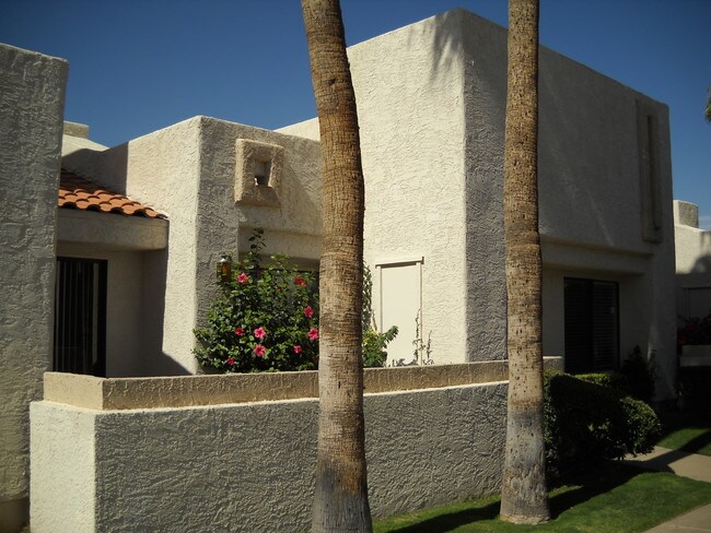 Building Photo - 735 E Lola Dr