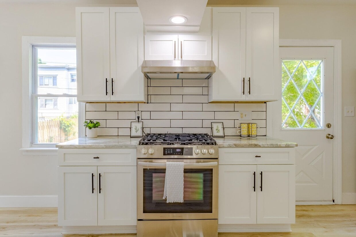 Foto principal - Updated 4 bedroom Bayview Single Family Home
