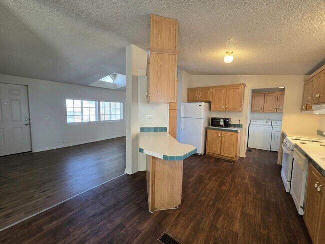 Foto del edificio - 5914 Sassy Rose Dr