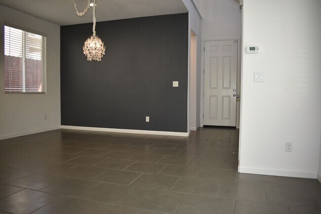 Foto del edificio - 1369 Larkspur Dr