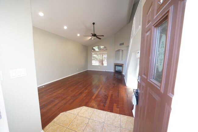 Foto del edificio - SHOWINGS AVAILABLE NOW