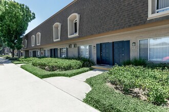 Building Photo - Hampshire Square Apartment Homes