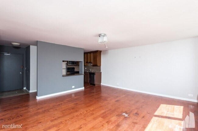 Building Photo - 1450 N Sandburg Terrace