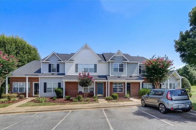 Foto del edificio - Amazing 2 bedroom 2.5 bathroom townhouse in NW Greensboro Keswick Place. Lawn care included.