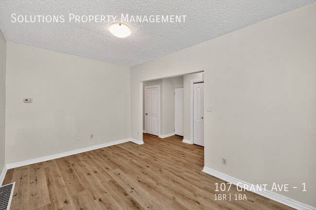 Building Photo - **Newly Updated Bright Main Floor, 1 Bed +...