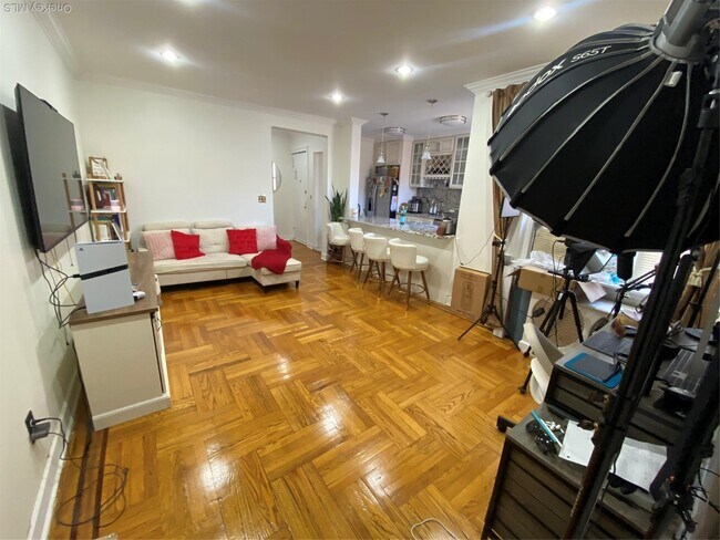 Foto del edificio - 37-21 80th St