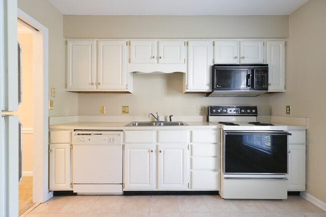 Foto del edificio - Charming 2BR & 2.5BA Townhome with Dual Primary Suites in Woodstream Glen