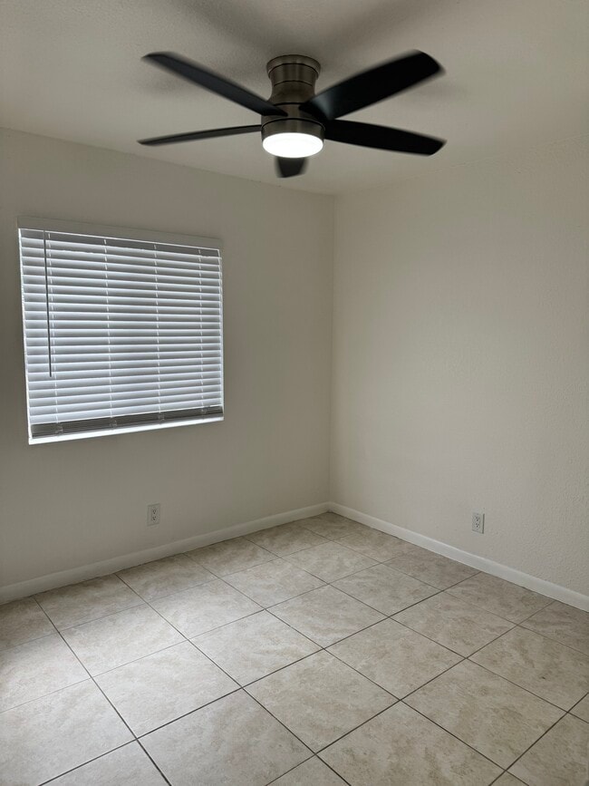 Building Photo - 5865 Strawberry Lakes Cir