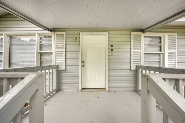 Building Photo - Renovated 4 BR Home- Move In Ready!