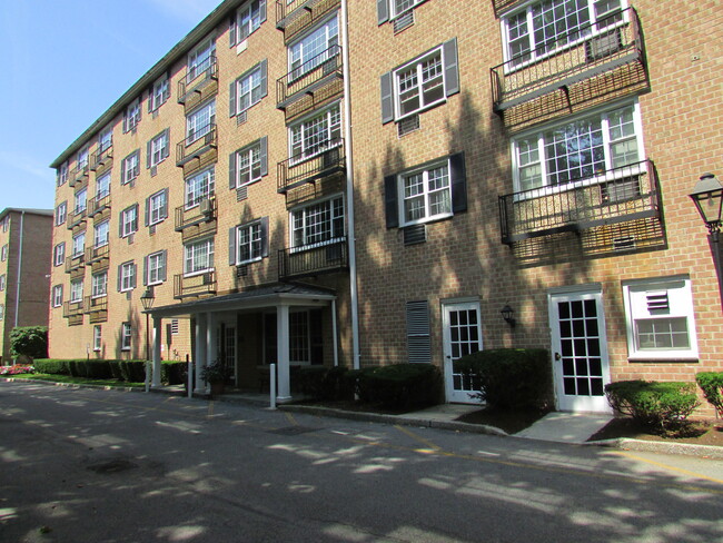 Building Photo - 4 Consulate Dr