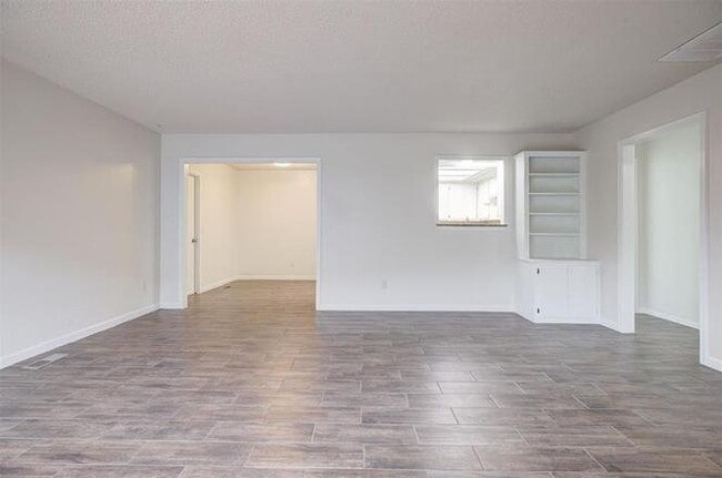 Building Photo - 9021 N Rockwell Dr