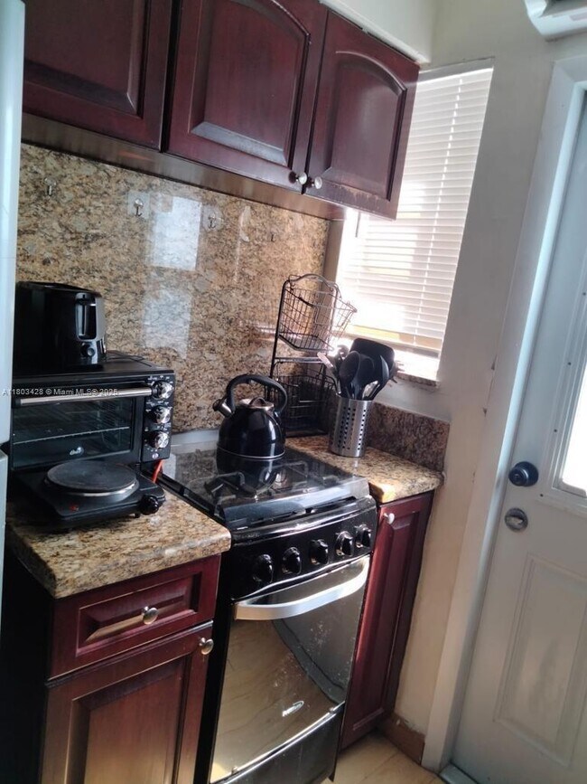 Foto del edificio - 4015 Indian Creek Dr