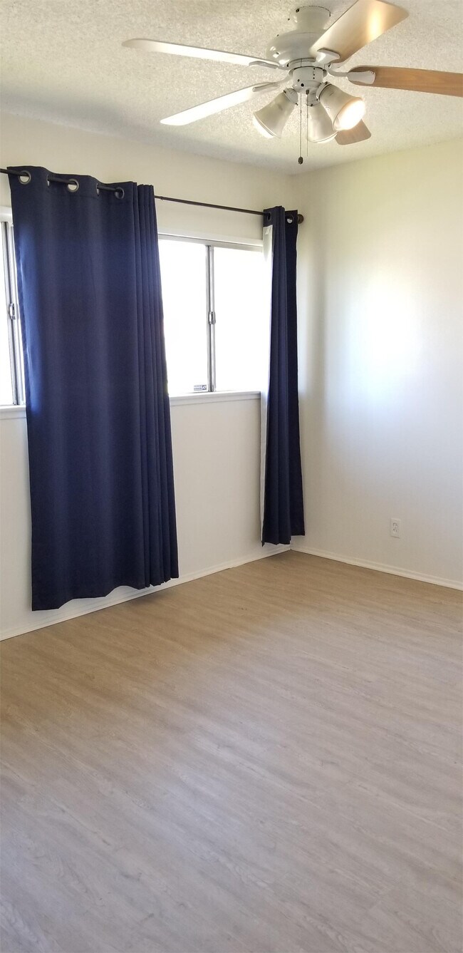 Foto del edificio - 10039 Montgomery Ave