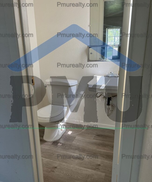 Building Photo - COMING SOON!!! Charming 3 Bed 1.5 Bath in ...