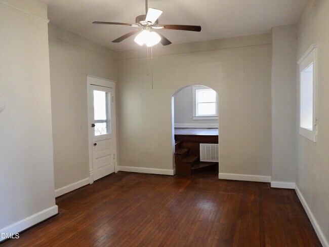 Foto del edificio - 483 W Salisbury St