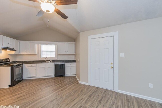 Foto del edificio - 8815 Woodbine Dr
