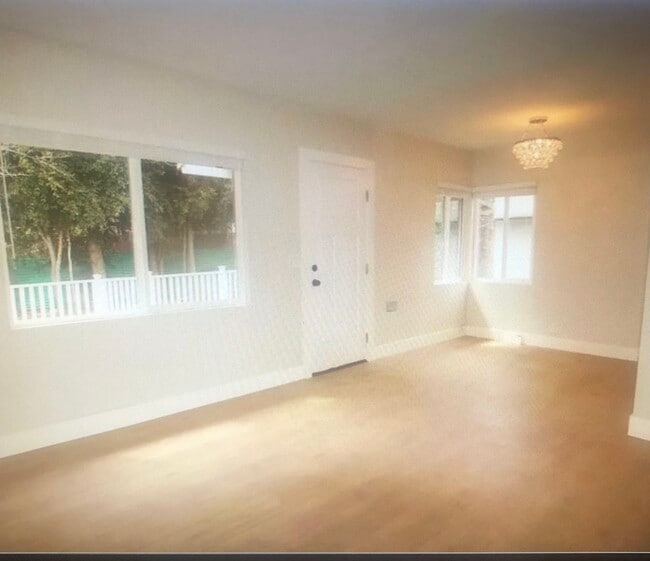 living room - 831 E Washington Blvd