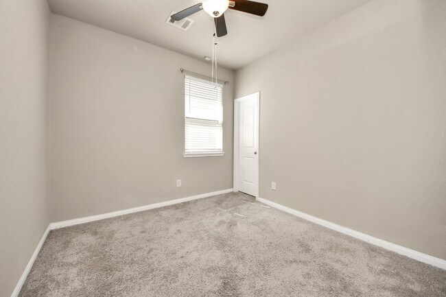 Foto del edificio - 17630 Holroyd Rd