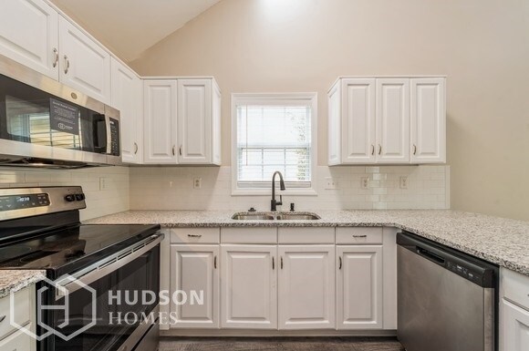 Foto del edificio - NOW AVAILABLE! 4420 Gladwood Ln, Charlotte...