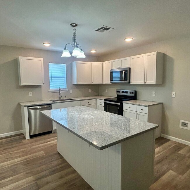Foto del edificio - Welcome home to this beautifully designed 3-bedroom, 2 bath half duplex