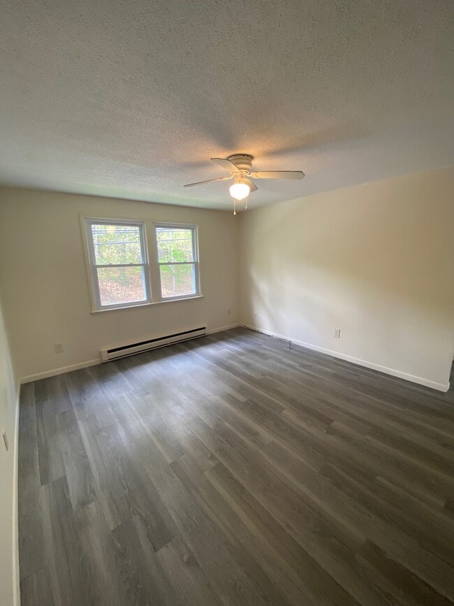 Building Photo - 851 Mammoth Rd
