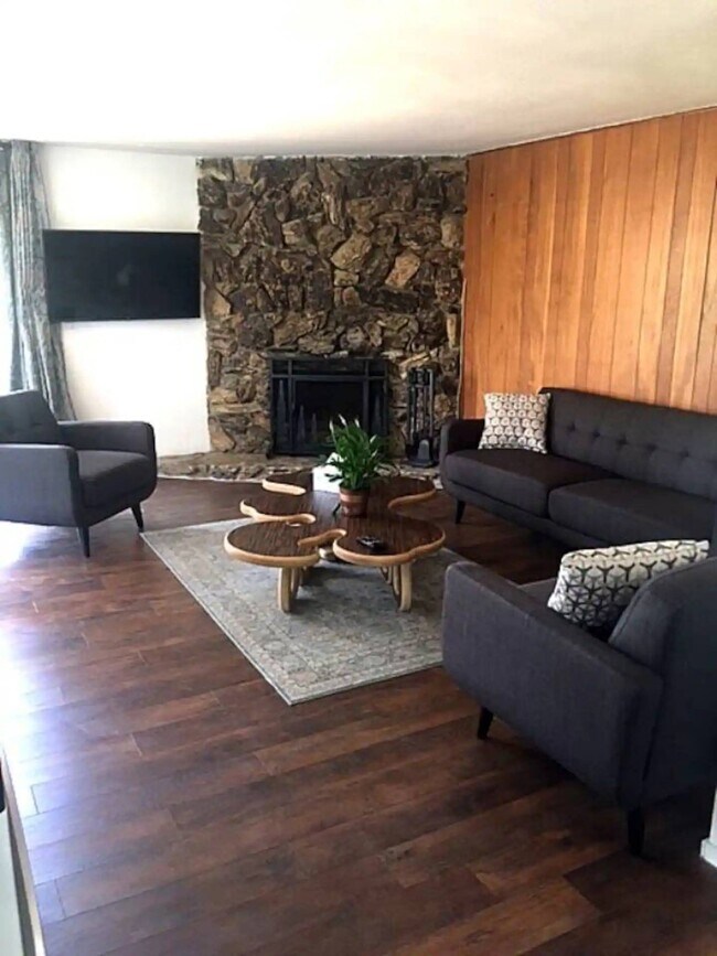 Sala de estar de la unidad de invitados - 5760 Colodny Dr