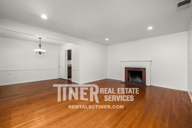 Foto del edificio - Charming Fruitridge Manor Home