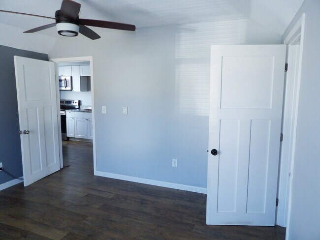 Foto del edificio - 1 Bed + Extra Room Upper Level Unit in East Harriet Duplex