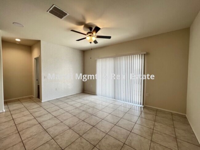 Foto del edificio - Beautiful formal model home with 4 bedroom...