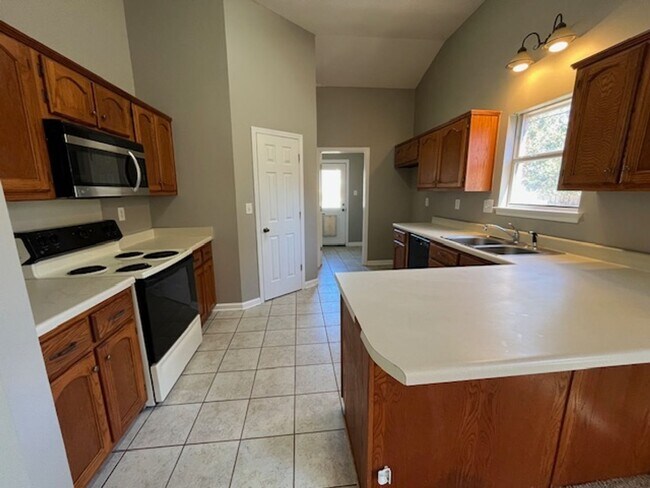 Foto del edificio - 2 Bedroom 2 Bath Home with 2 Car Garage fo...