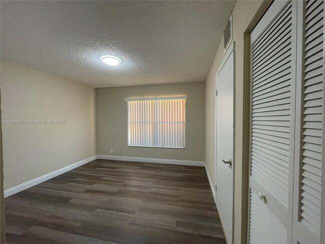 Foto del edificio - 1484 Lake Crystal Dr