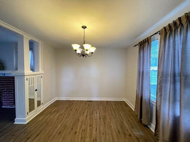 Foto del edificio - 3 bed 1 bath - great Brentwood location, central air, nice updates