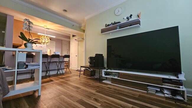 Living Room - 4966 N Spaulding Ave