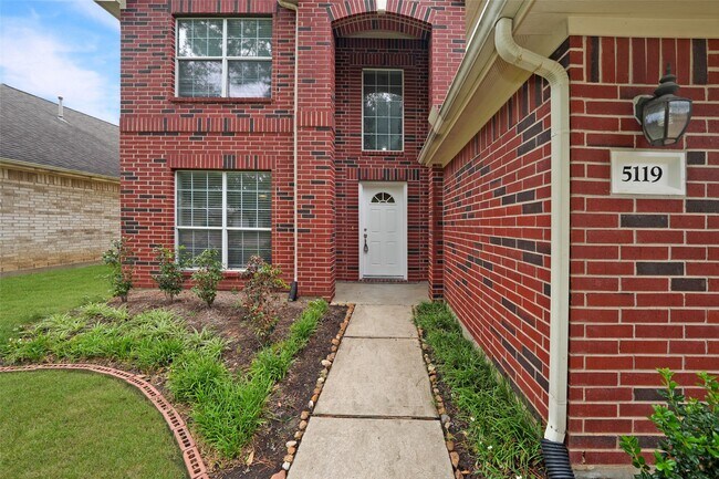 Foto del edificio - 5119 Moss Garden Ln