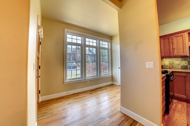 Building Photo - Beautiful Braeburn Community Townhouse, Cl...