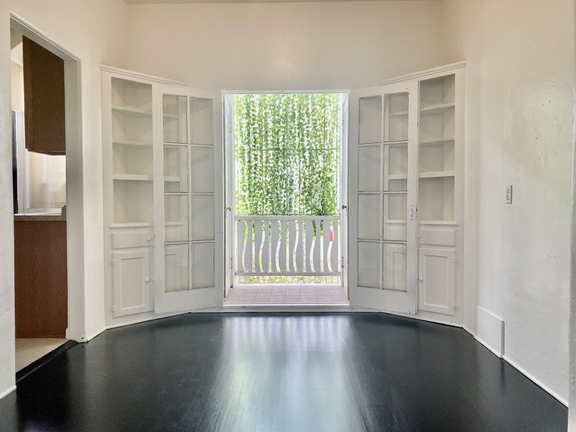 dining room - 1044 N Crescent Heights Blvd